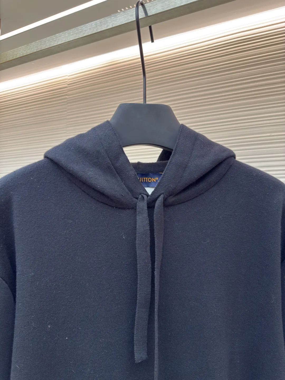 LOUIS VUITTON Gradient presbyopic woolen hoodie ●Authentic product: Purchased and developed for 12500 ●Item number: 1680492-B40 ●Fabric: combed cotton fabric ●Technology: Gradient woolen fabric ●Version: Fitted version ●Weight: about 770 grams ●Size: XS-S-M-L ●Description: The yarn is made of 2/32 100% combed cotton, woven on a Shima Seiki horizontal machine imported from Japan. The colors are dyed as they are. In order to replicate the Y version 100% of the size, number and gradient of each color, it is difficult for weavers to disassemble and restore the pattern. It is quite large. Even if the code is slightly loose, the gradient effect cannot be achieved by hand. It is very difficult to start the pattern. The fabric piece is prone to holes and defective products. The front pocket fabric piece is hand-sewn with a needle to restore the flower positioning. The sewing plate is artificially stitched with a disc. The edge is manually picked and trimmed. Special lotion is added in the back to make the feel closer to the original. The overall wiring is straight and delicate, the fabric is comfortable and soft, and the color is consistent without color difference. It can be matched with the same style to create a fashionable look and control various occasions. Customized accessories, complete with three standards, same style for men and women!